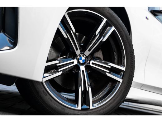 BMW 3 Serie Touring 320i 184PK | Facelift | M-sport | Sfeerverlichting | Ledere Bekleding | Stoelverwarming |... ActivLease financial lease