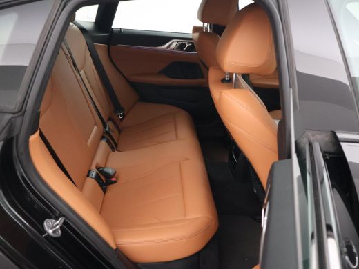 BMW i4 eDrive40 84 kWh M-SPORT + ADAPTIVE CRUISE | SFEERVERLICHTING | LEDER SPORTINTERIEUR ActivLease financial lease