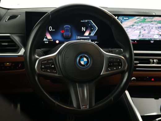 BMW i4 eDrive40 84 kWh M-SPORT + ADAPTIVE CRUISE | SFEERVERLICHTING | LEDER SPORTINTERIEUR ActivLease financial lease