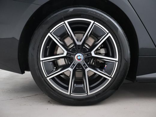 BMW i4 eDrive40 84 kWh M-SPORT + ADAPTIVE CRUISE | SFEERVERLICHTING | LEDER SPORTINTERIEUR ActivLease financial lease