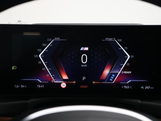BMW i4 eDrive40 84 kWh M-SPORT + ADAPTIVE CRUISE | SFEERVERLICHTING | LEDER SPORTINTERIEUR ActivLease financial lease