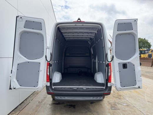 Mercedes-Benz eSprinter 314 Pro 81kWh L2H2 313km WLTP 2000kg Trekvermogen 115kw Snelladen Adaptieve Cruise Widescreen Camera ActivLease financial lease
