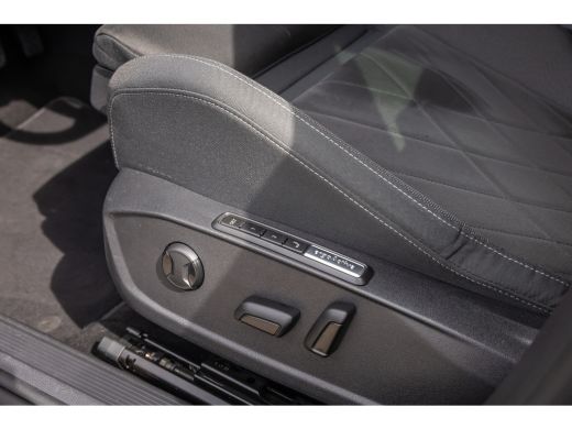 Volkswagen Golf 1.5 eTSI Style | Apple Carplay/Android Auto | Elektrische bedienbare/ Massage/Geheugen Stoelen | ... ActivLease financial lease
