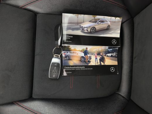 Mercedes-Benz A-Klasse 200 AMG-Styling Business Solution (INCL-BTW) Aut. *PANO | LEATHER-MICROFIBRE | FULL-LED | HEATED-... ActivLease financial lease