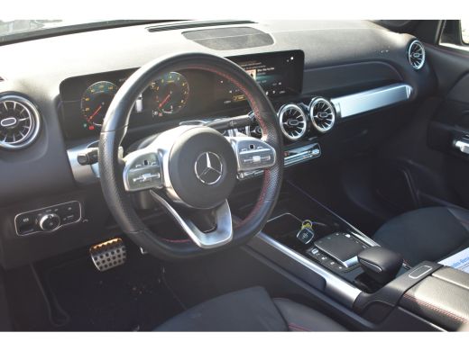 Mercedes-Benz GLB 180 AMG Line 7p | AMG Styling | Adaptief demping systeem | Dode-hoek detectie | Elektrisch schuif... ActivLease financial lease