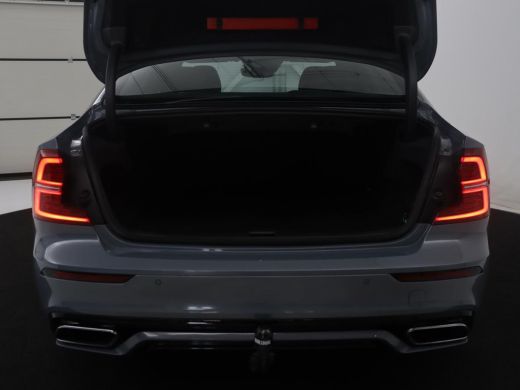 Volvo  S60 2.0 Recharge T8 AWD R-Design | SOH 95,6% | 360 Camera | Trekhaak | Navigatie | Apple Carplay | St... ActivLease financial lease