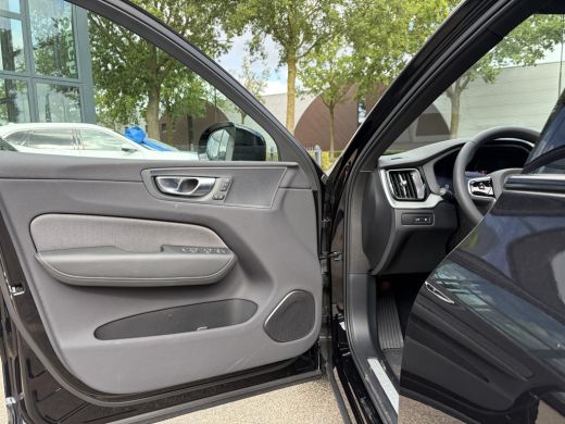 Volvo  XC60 2.0 T6 Plug-in hybrid AWD Plus Dark VAN:53.900,- VOOR:49.877,- UW HERFSTVOORDEEL:4.023 ,-ELEKTRIS... ActivLease financial lease