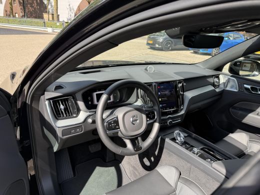 Volvo  XC60 2.0 T8 Plug-in hybrid AWD Plus Dark VAN:56.900,- VOOR:53.877,- UW HERFSTVOORDEEL:3.023,- LUCHTVER... ActivLease financial lease
