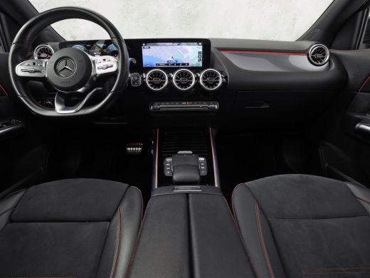 Mercedes-Benz GLA 200 AMG Sport 163Pk Automaat (PANORAMADAK, GROOT NAVI, SFEERVERLICHTING, CAMERA, SPORTSTOELEN, ST... ActivLease financial lease