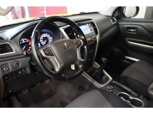 Mitsubishi L200 2.2 DI-D Club Cab Intense 4X4 4WD TREKHAAK ActivLease financial lease
