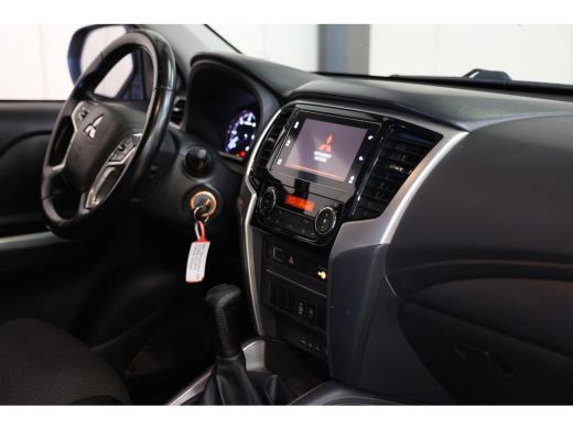Mitsubishi L200 2.2 DI-D Club Cab Intense 4X4 4WD TREKHAAK ActivLease financial lease