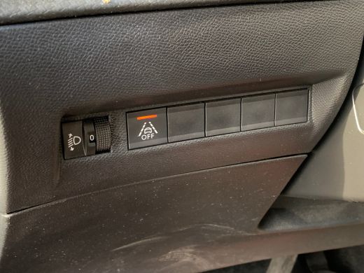 Peugeot e-2008 EV Allure Pack 50 kWh Airco | Camera | Cruise Control | 90% SOH! | DAB | Keyless Start | LMV 17" ... ActivLease financial lease