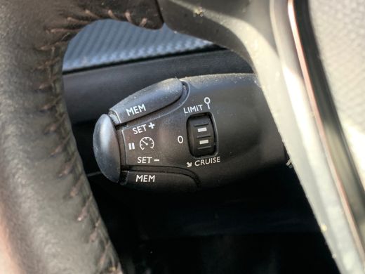 Peugeot e-2008 EV Allure Pack 50 kWh Airco | Camera | Cruise Control | 90% SOH! | DAB | Keyless Start | LMV 17" ... ActivLease financial lease