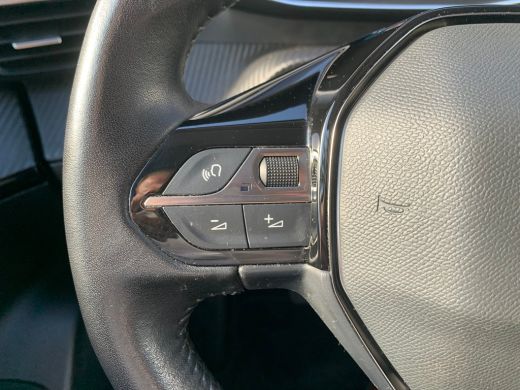 Peugeot e-2008 EV Allure Pack 50 kWh Airco | Camera | Cruise Control | 90% SOH! | DAB | Keyless Start | LMV 17" ... ActivLease financial lease