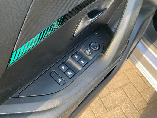 Peugeot e-2008 EV Allure Pack 50 kWh Airco | Camera | Cruise Control | 90% SOH! | DAB | Keyless Start | LMV 17" ... ActivLease financial lease