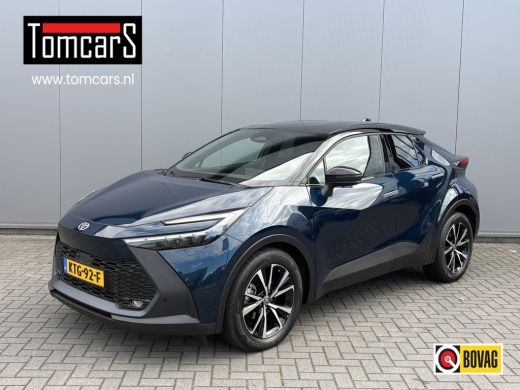 Toyota C-HR 1.8 Hybrid 140PK First Edition Bi-Tone/Winter-pack/Gr.-navigatie/Elektr.klep/Camera/Adapt.-cruise ActivLease financial lease
