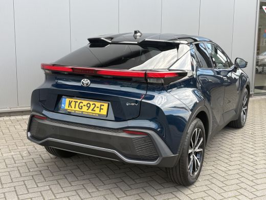 Toyota C-HR 1.8 Hybrid 140PK First Edition Bi-Tone/Winter-pack/Gr.-navigatie/Elektr.klep/Camera/Adapt.-cruise ActivLease financial lease