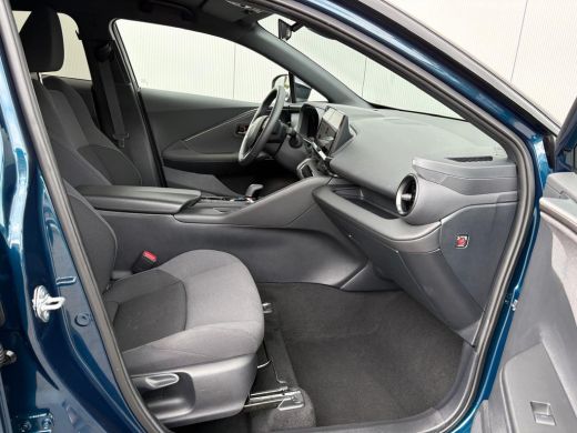Toyota C-HR 1.8 Hybrid 140PK First Edition Bi-Tone/Winter-pack/Gr.-navigatie/Elektr.klep/Camera/Adapt.-cruise ActivLease financial lease