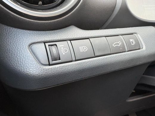 Toyota C-HR 1.8 Hybrid 140PK First Edition Bi-Tone/Winter-pack/Gr.-navigatie/Elektr.klep/Camera/Adapt.-cruise ActivLease financial lease