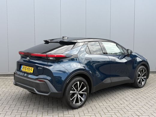 Toyota C-HR 1.8 Hybrid 140PK First Edition Bi-Tone/Winter-pack/Gr.-navigatie/Elektr.klep/Camera/Adapt.-cruise ActivLease financial lease