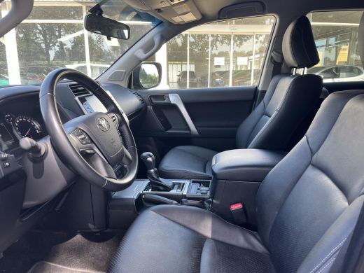 Toyota Land Cruiser 2.8 D-4D-F Challenger Window Van | Trekhaak | Stoelverwarming | CarPlay ActivLease financial lease