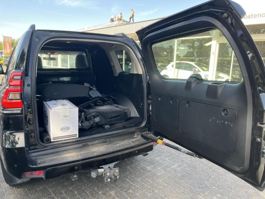 Toyota Land Cruiser 2.8 D-4D-F Challenger Window Van | Trekhaak | Stoelverwarming | CarPlay ActivLease financial lease