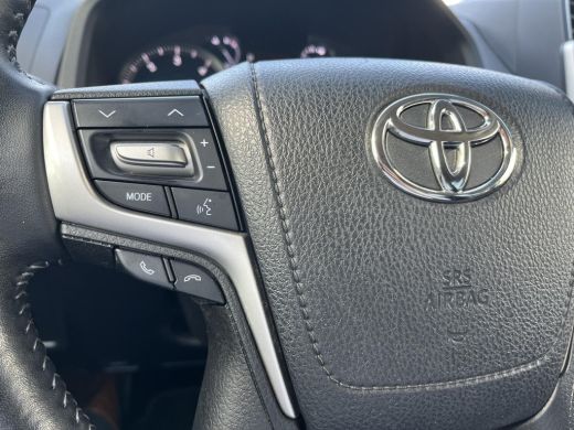 Toyota Land Cruiser 2.8 D-4D-F Challenger Window Van | Trekhaak | Stoelverwarming | CarPlay ActivLease financial lease
