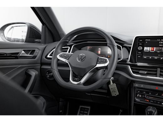 Volkswagen T-Roc 1.5 TSI 150pk 7-DSG R-Line | Trekhaak | Achteruitrijcamera | Carplay | Climate Control | Adaptive... ActivLease financial lease