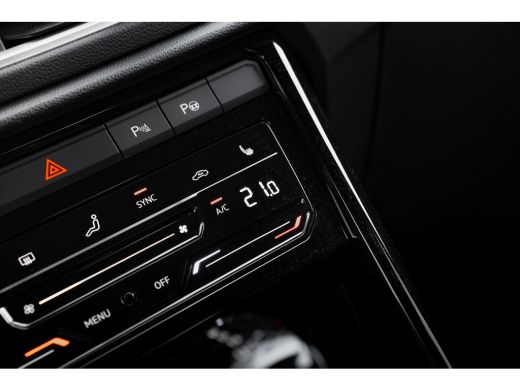 Volkswagen T-Roc 1.5 TSI 150pk 7-DSG R-Line | Trekhaak | Achteruitrijcamera | Carplay | Climate Control | Adaptive... ActivLease financial lease