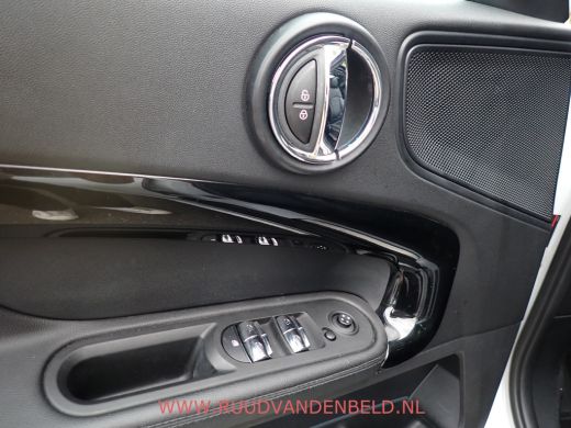 Mini Countryman 2.0 Cooper S KEYLESS / HEAD-UP / SCHUIF-KANTELDAK / CARPLAY ActivLease financial lease
