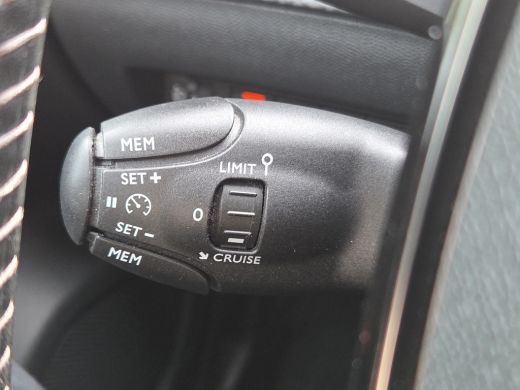 Peugeot 2008 1.2 PureTech Active Pack Trekhaak | Camera | Stoelverwarming | Full map navigatie | Carplay/andro... ActivLease financial lease