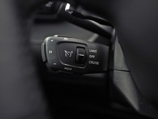 Peugeot 2008 1.2 PureTech Allure Sport Automaat (VIRTUAL COCKPIT, APPLE CARPLAY, STOELVERWARMING, LEDER, SPORT... ActivLease financial lease