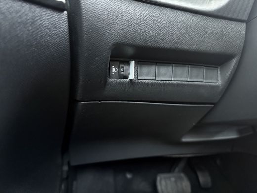 Peugeot 208 | Demo Deal | 1.2 Hybrid 110 e-DCS6 Business | Automatische verlichting | Elektrische parkeerrem ... ActivLease financial lease