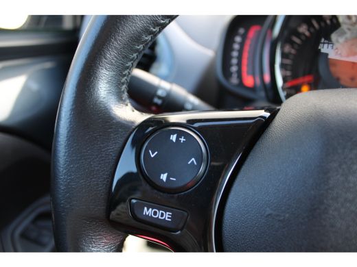 Peugeot 108 1.0 e-VTi Allure | Navi by app | Camera | Climate control | Lichtmetaal | Bluetooth | ActivLease financial lease