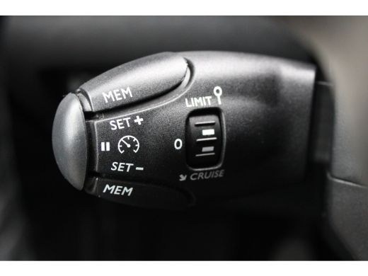 Peugeot 2008 1.2 PureTech 100 Allure | Navigatie | Camera | Apple carplay | Nieuw model | Lichtmetaal | Parkee... ActivLease financial lease