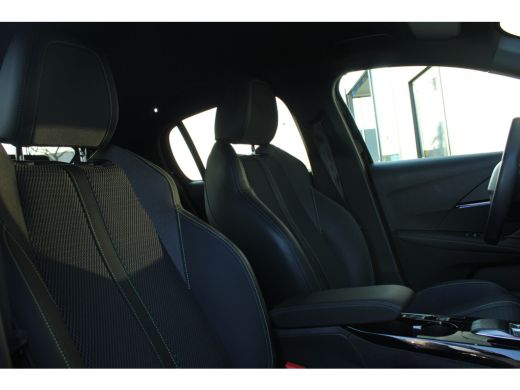 Peugeot 208 Hybrid 100 e-DCS6 GT | Automaat | Navi by app | Camera | Apple carplay | 14.000km | ActivLease financial lease