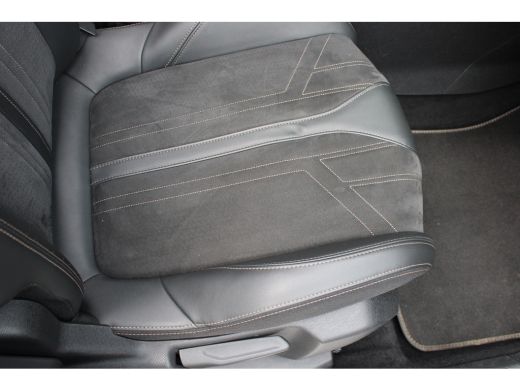 Peugeot 5008 1.2 PureTech GT | Navigatie | Camera | Panorama/schuifdak | Alcantara | All season | Apple carplay | ActivLease financial lease