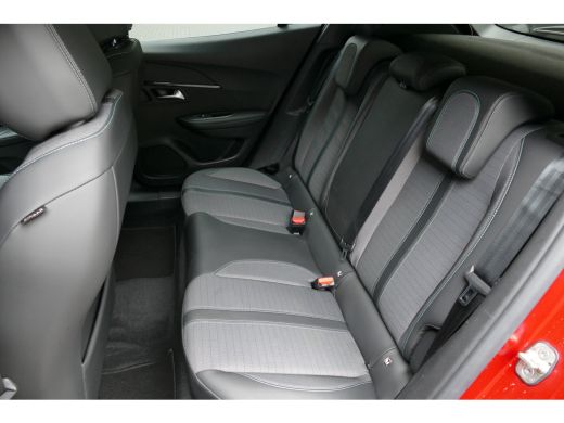 Peugeot e-2008 136PK 50KWH ALLURE PACK AUTOMAAT / CAMERA / STOELVERWARMING / SOH 89,31% / KEYLESS / CARPLAY / 17... ActivLease financial lease