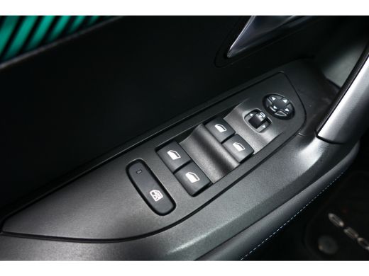 Peugeot e-2008 136PK 50KWH ALLURE PACK AUTOMAAT / CAMERA / STOELVERWARMING / SOH 89,31% / KEYLESS / CARPLAY / 17... ActivLease financial lease