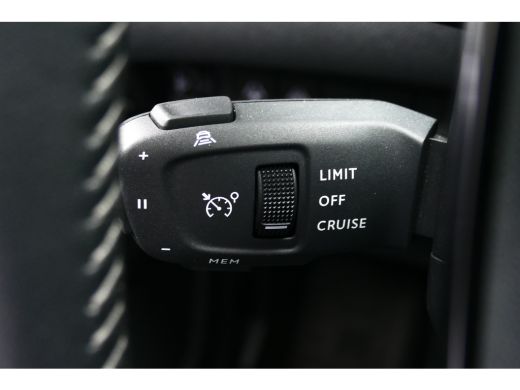 Peugeot e-2008 136PK 50KWH ALLURE PACK AUTOMAAT / CAMERA / STOELVERWARMING / SOH 89,31% / KEYLESS / CARPLAY / 17... ActivLease financial lease