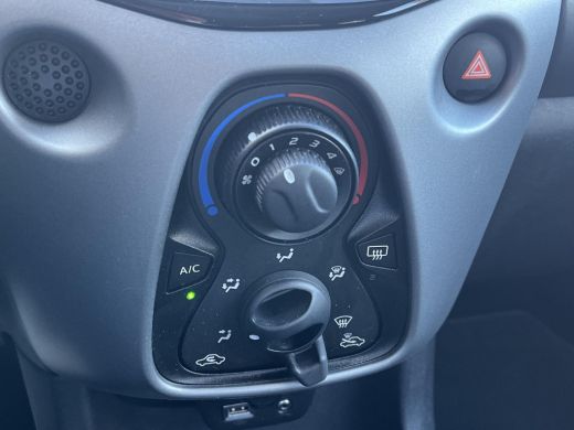 Toyota Aygo 1.0 VVT-i x-play | 5 deurs | Carplay | Airconditioning | Parkeercamera | ActivLease financial lease