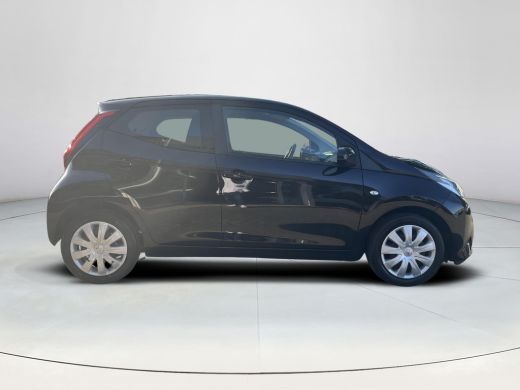 Toyota Aygo 1.0 VVT-i x-play | 5 deurs | Carplay | Airconditioning | Parkeercamera | ActivLease financial lease