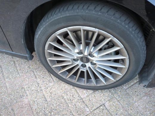 Audi A3 Limousine 30 TFSI Business edition NL-AUTO | CAMERA | AUTOMAAT | DIGIDASH ActivLease financial lease
