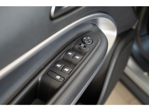 Jeep Avenger Summit 54 kWh | SOH 97% | Camera | Apple Carplay & Android Auto | Climate Controle | Parkeersenso... ActivLease financial lease