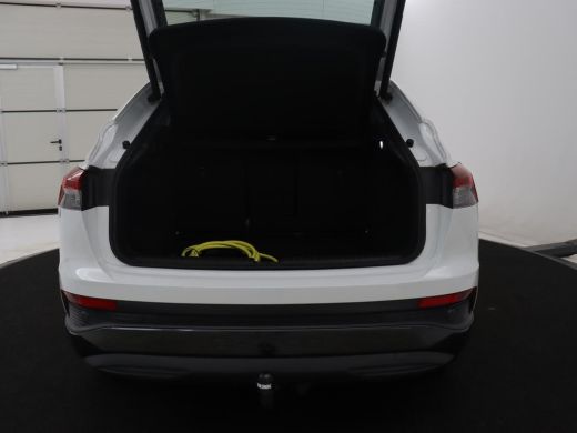 Audi Q4 Sportback e-tron | SOH 93,3% | Leder | Adaptive cruise | Stoelverwarming | Trekhaak | Camera | Park assist | Clima... ActivLease financial lease