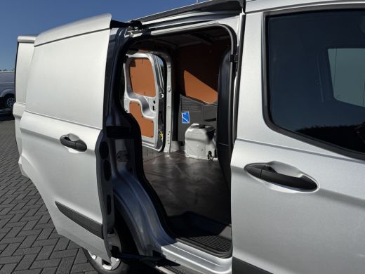 Ford Transit Courier 1.5 TDCI / 1e EIGENAAR / 47.060 KM! / AIRCO / NAVIGATIE / PARKEERSENSOREN ActivLease financial lease