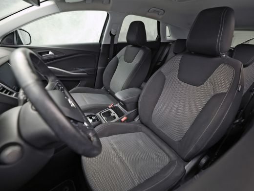 Opel Grandland X 1.2 Turbo Sport Automaat (APPLE CARPLAY, GROOT NAVI, CLIMATE, STUUR/STOELVERWARMING, SPORTSTOELEN... ActivLease financial lease