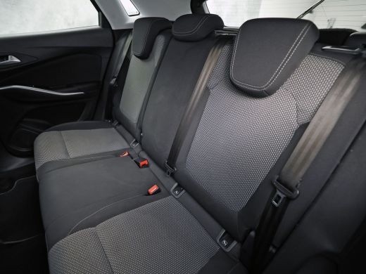 Opel Grandland X 1.2 Turbo Sport Automaat (APPLE CARPLAY, GROOT NAVI, CLIMATE, STUUR/STOELVERWARMING, SPORTSTOELEN... ActivLease financial lease
