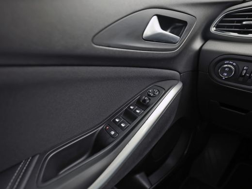 Opel Grandland X 1.2 Turbo Sport Automaat (APPLE CARPLAY, GROOT NAVI, CLIMATE, STUUR/STOELVERWARMING, SPORTSTOELEN... ActivLease financial lease