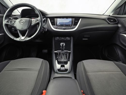 Opel Grandland X 1.2 Turbo Sport Automaat (APPLE CARPLAY, GROOT NAVI, CLIMATE, STUUR/STOELVERWARMING, SPORTSTOELEN... ActivLease financial lease
